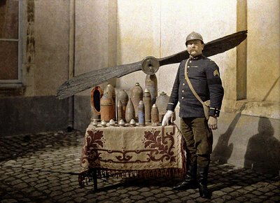 Un soldado francés junto a una mesa con granadas alemanas y una hélice de avión, Reims, Marne, 1917 de Fernand Cuville
